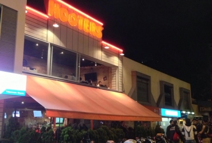 hooters-bogot-colombia-1.jpg